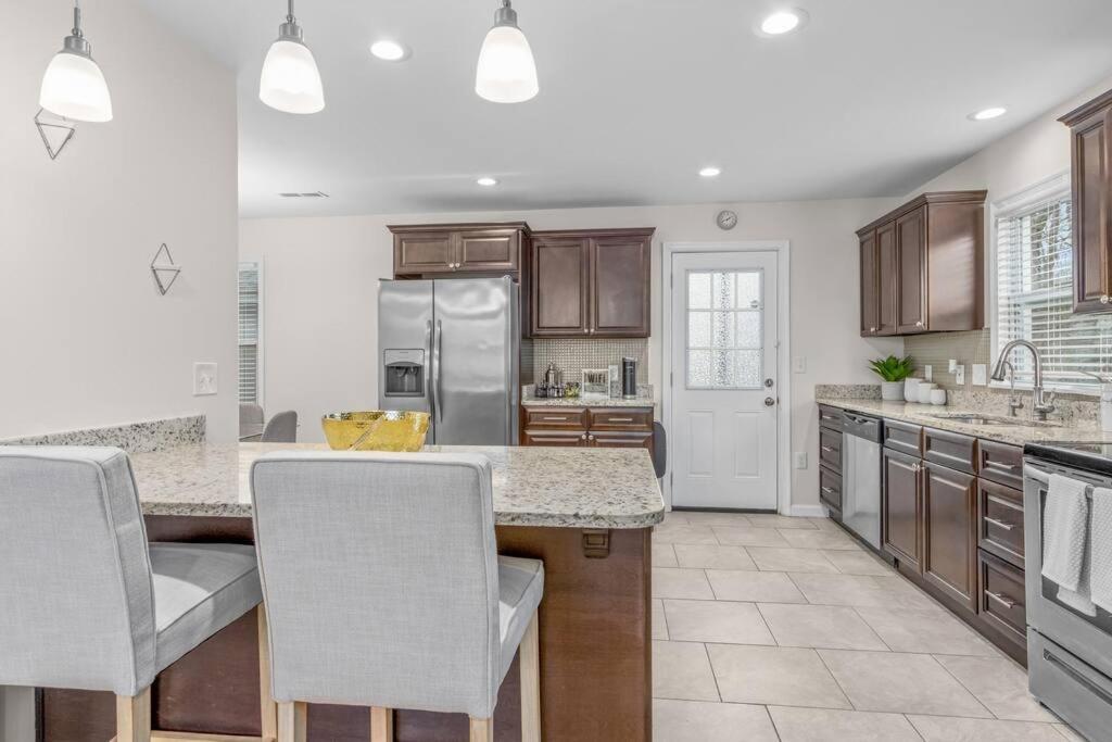Family Style 5Br Home Mins From Buckroe Beach Hampton Εξωτερικό φωτογραφία