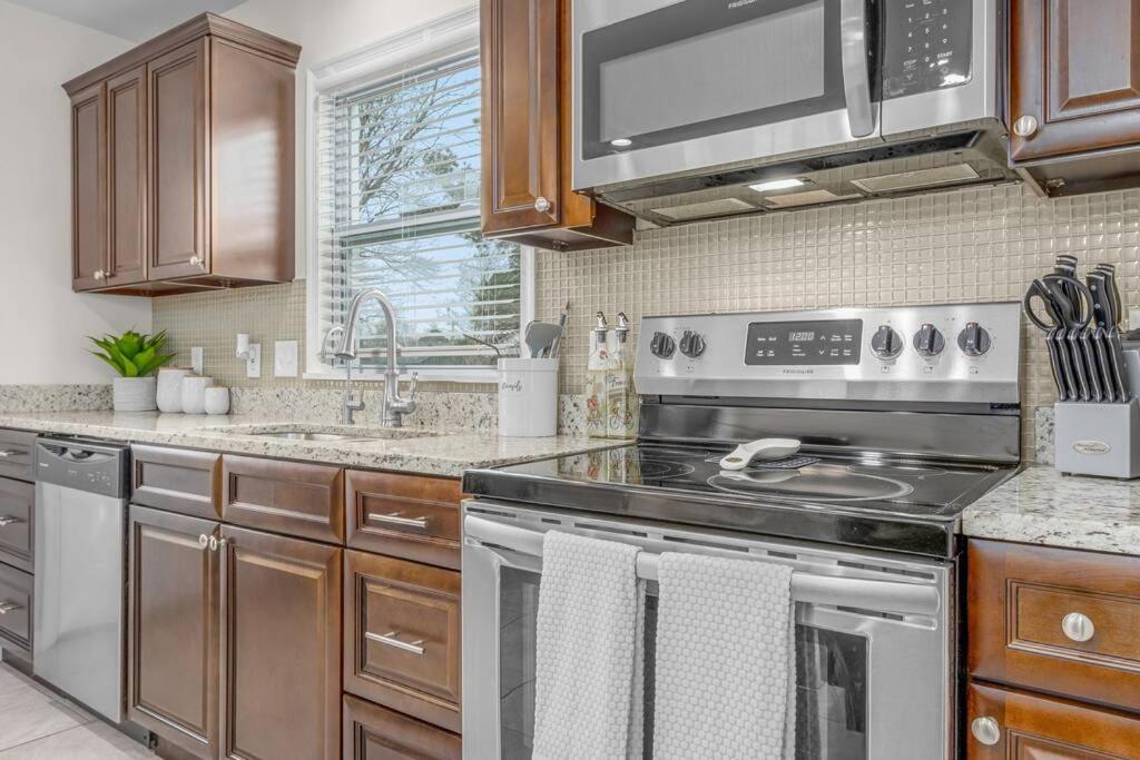 Family Style 5Br Home Mins From Buckroe Beach Hampton Εξωτερικό φωτογραφία